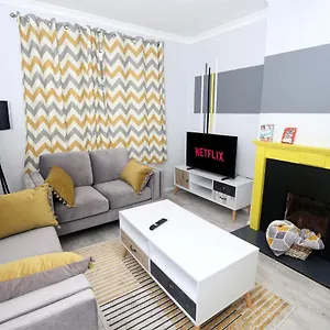 3-bed House With Parking Near O2 Apartment London